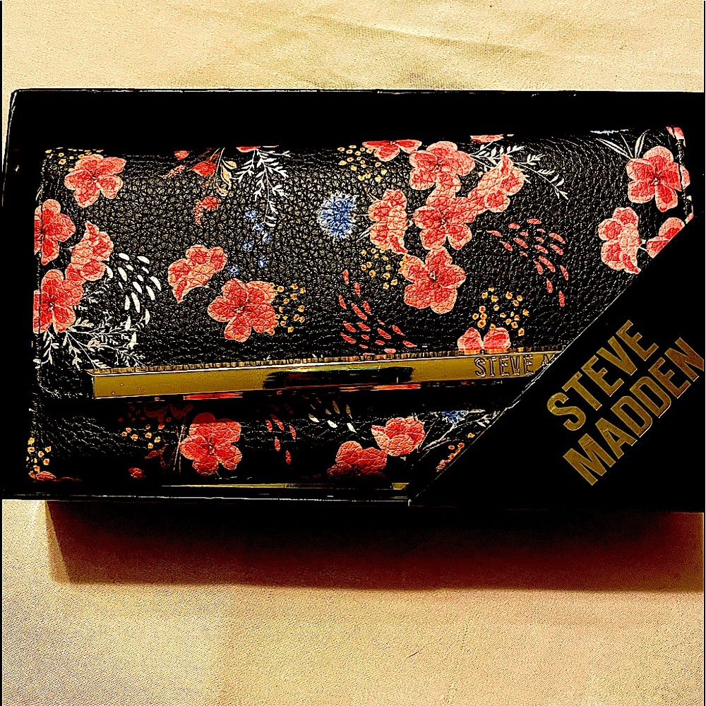 STEVE MADDEN LOGO BAR TRIFOLD WALLET IN GIFT BOX